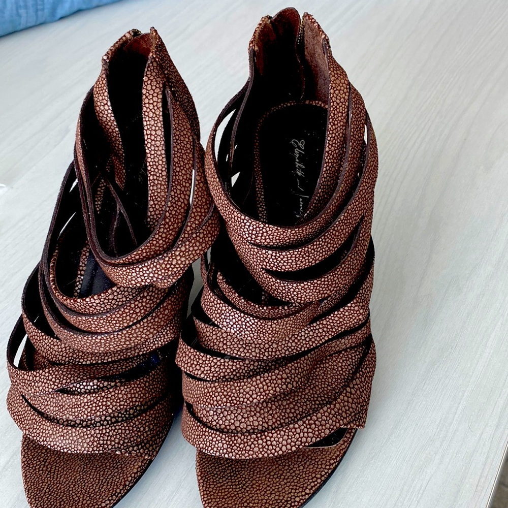 ELIZABETH&JAMES. STRAPPY SANDAL HEEL